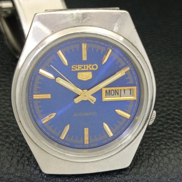 Vintage 1973 Seiko Automatic Mens Silver Watch W/daydate & Blue accents - Picture 4 of 10